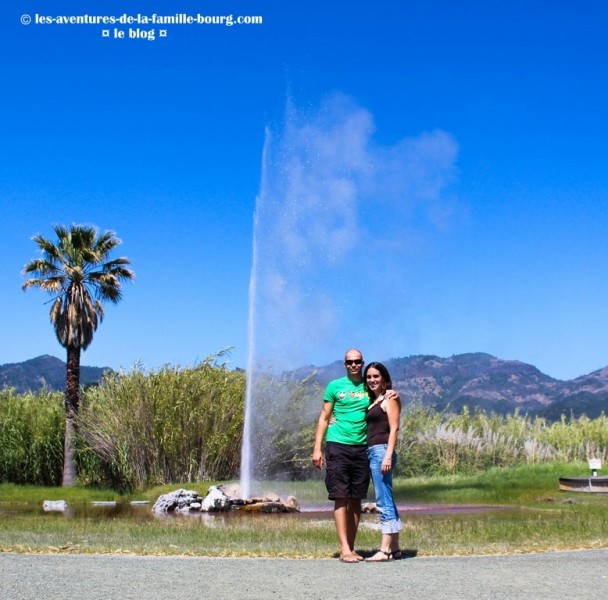 Sara et son mari au Old Faithful Geyser, en Californie 
