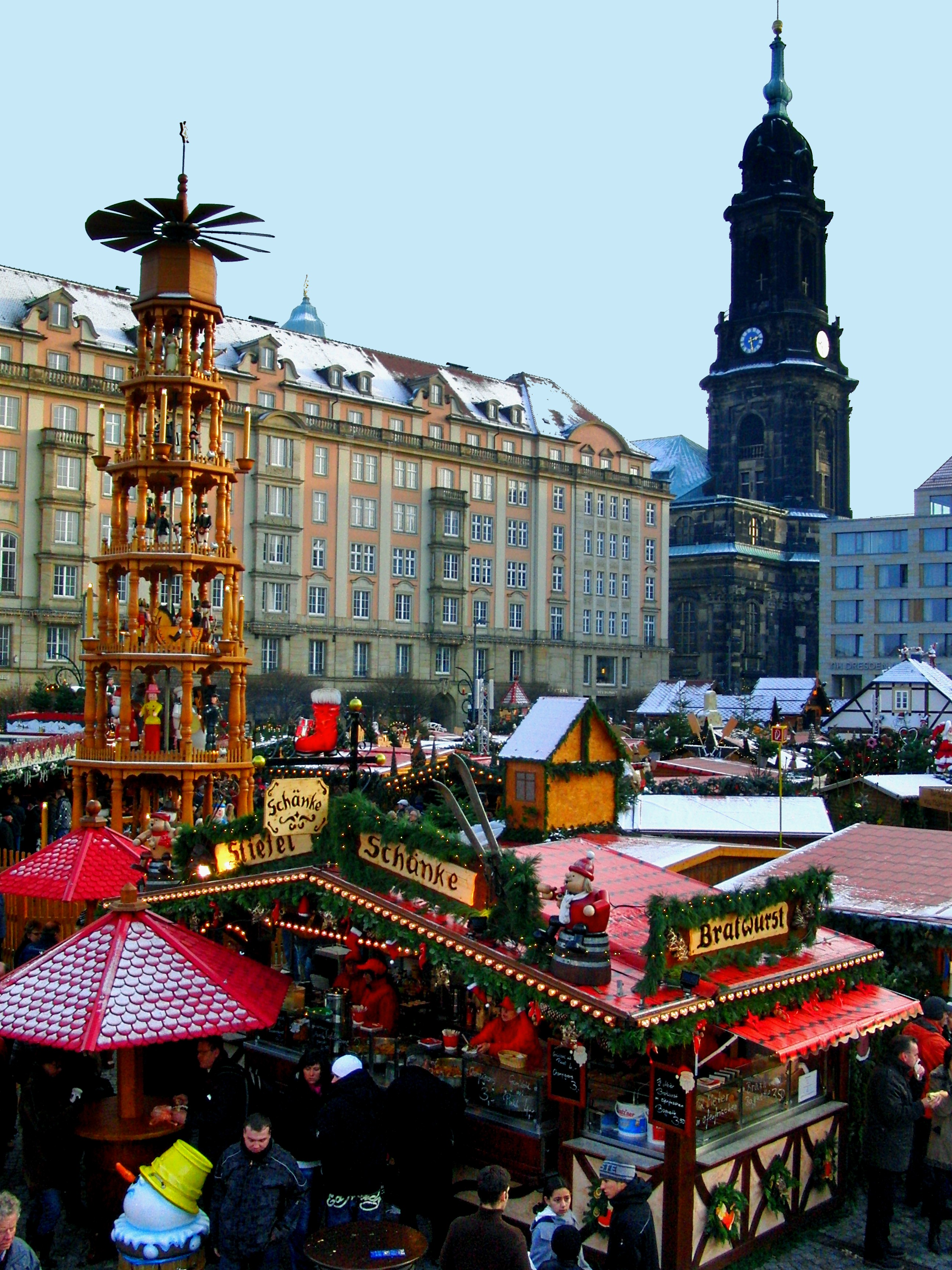 Le Striezelmarkt et sa pyramide de Noël